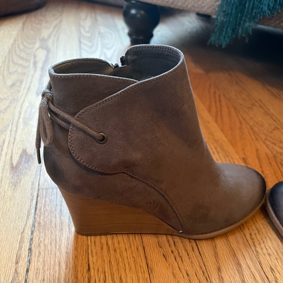 MADELINE GIRL Gray Booties. size 9.5M - Picture 2 of 3